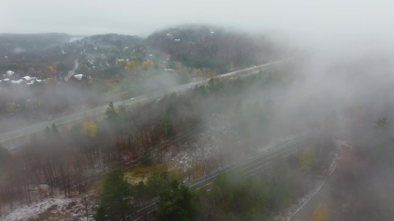 雾在农村森林地区和道路附近华盛顿山，新罕布什尔州，美国视频素材