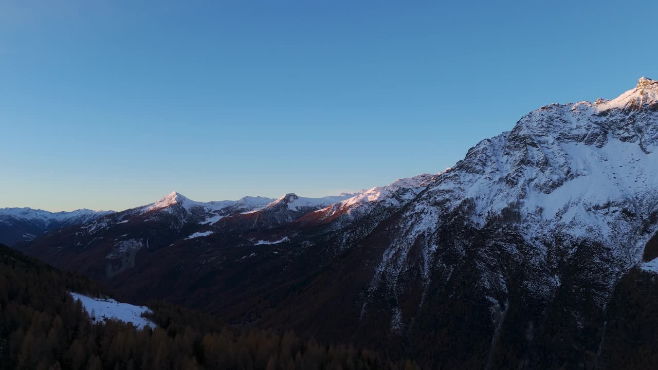 清晨航拍的意大利阿尔卑斯山白雪皑皑的山峰全景视频素材