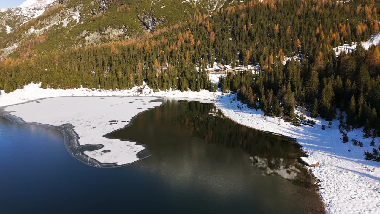 帕卢湖在Valmalenco，意大利，冬季航拍景观与树木和雪视频素材