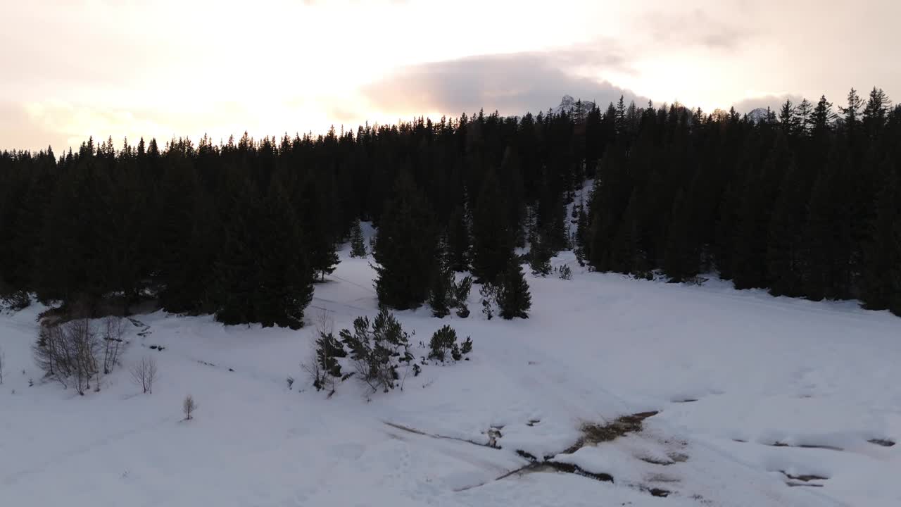 上升的空中显示崎岖的意大利阿尔卑斯山在黎明，宁静的冬季景观视频素材