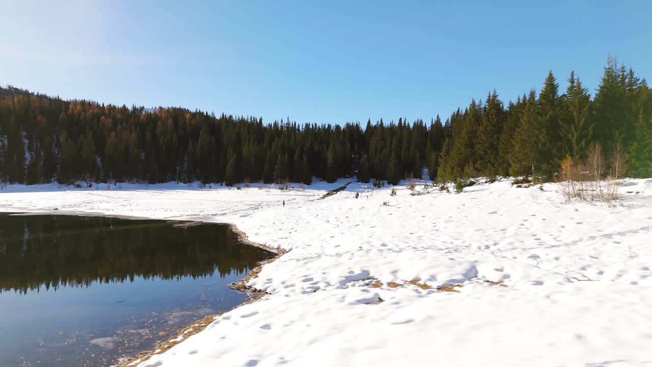 白雪皑皑的拉戈海岸线Palù在阳光明媚的日子，Valmalenco，意大利高山冬季景观视频素材