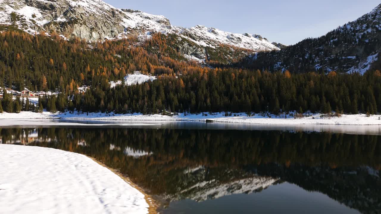 风景优美的冬季高山景观倒映在高山湖泊中，意阿尔卑斯山脉空中视频素材