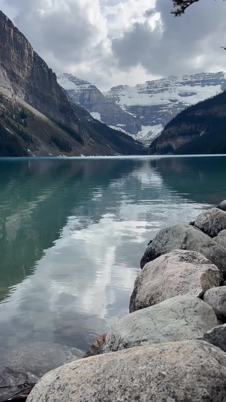 加拿大路易斯湖水边的大河岩视频素材