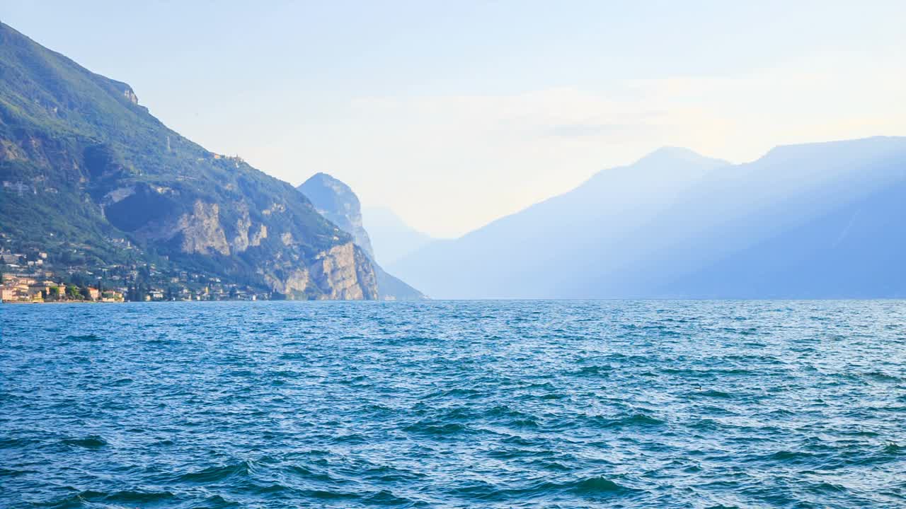 早上的加尔达湖。加尔达湖是意大利著名的旅游胜地。视频下载