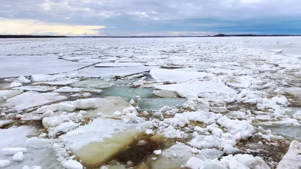 冰漂期间的河流景观视频下载