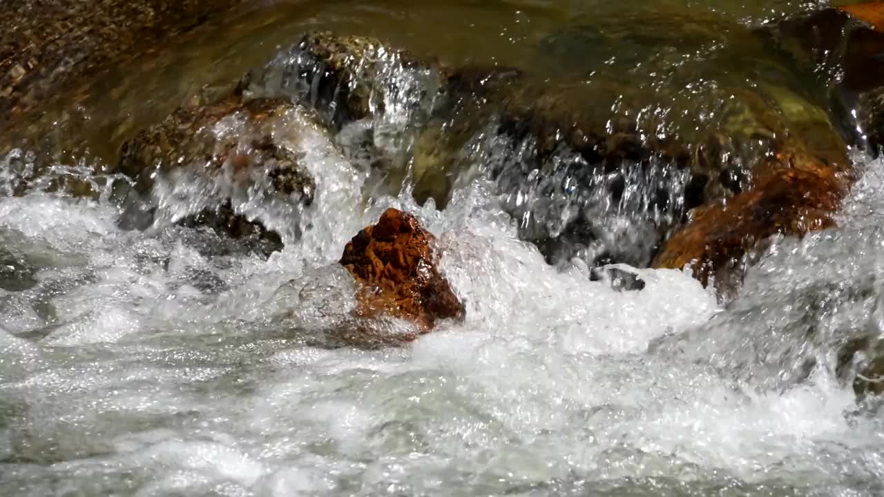 水优雅地瀑布在岩石纹理。视频素材