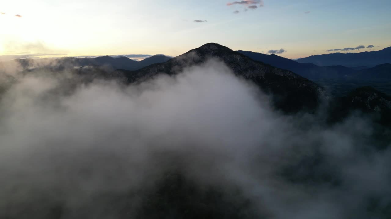 宁静的早晨景色，低云和山的背景视频素材