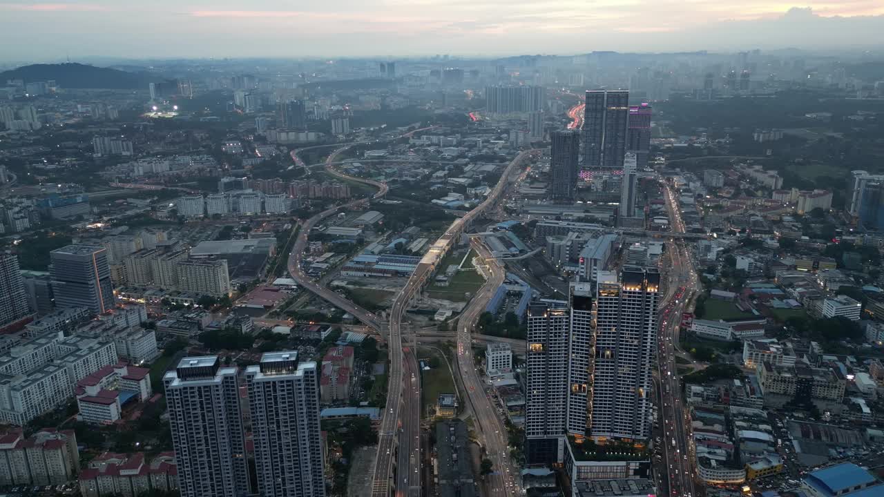 鸟瞰图高速公路与汽车交通在晚上视频素材