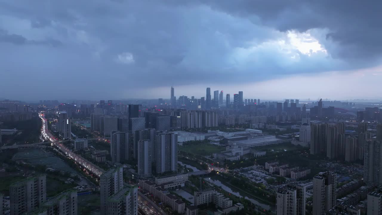 夜间城市天际线的航拍照片视频素材