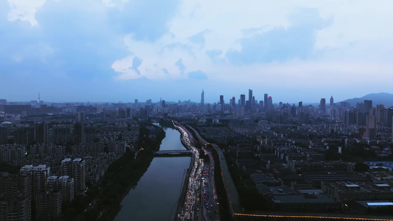 夜间城市天际线的航拍照片视频素材