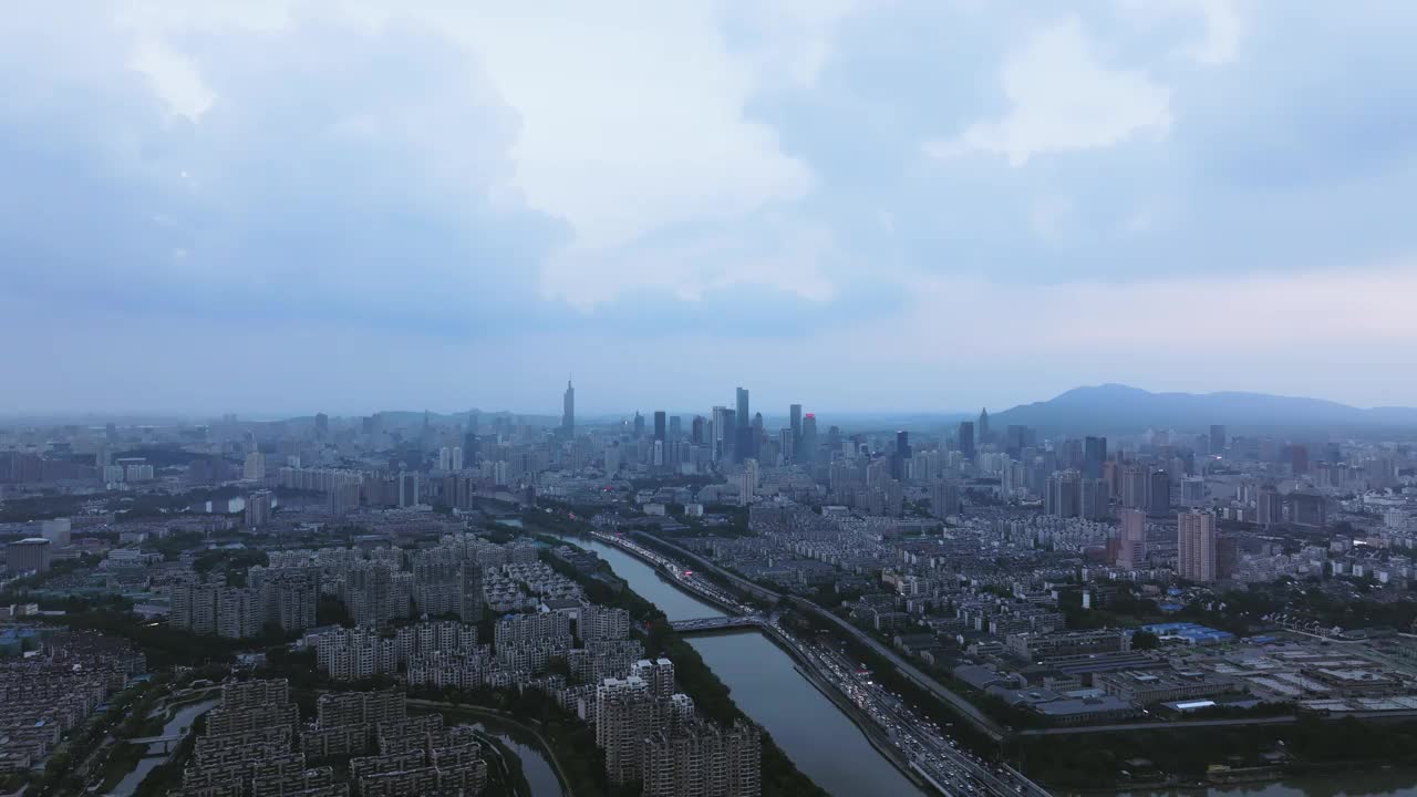 夜间城市天际线的航拍照片视频素材