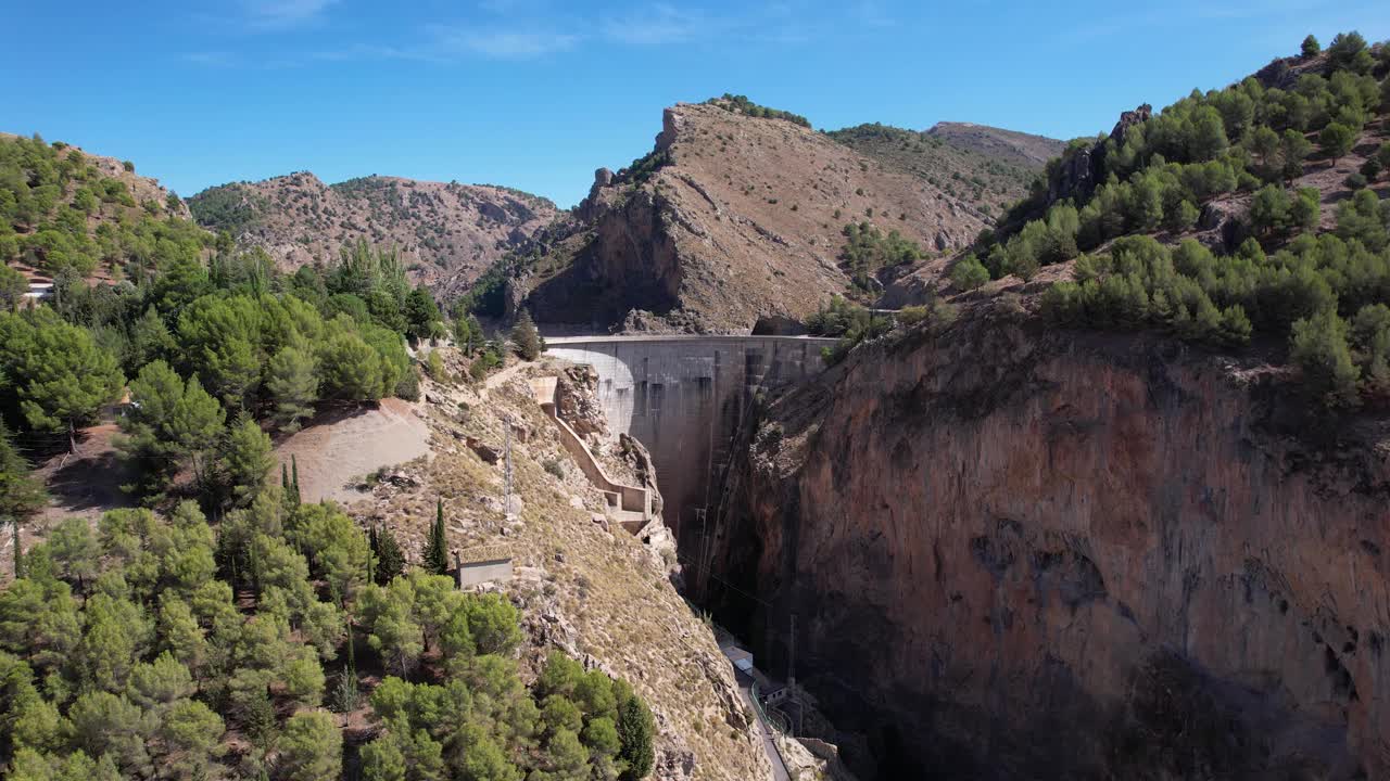 雄伟的水坝建在干燥的山脉中间视频素材