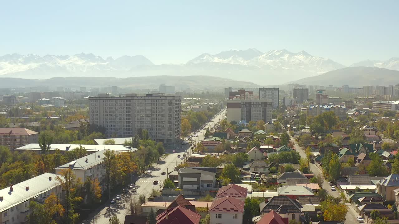 无人机在比什凯克上空飞行。住宅区:有私人住宅和高层建筑的住宅区阳光明媚的一天视频下载