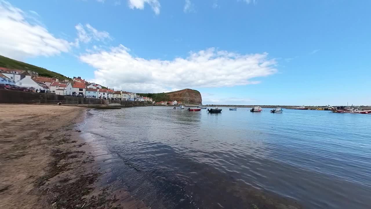 北约克郡海岸的海边村庄斯泰斯视频素材