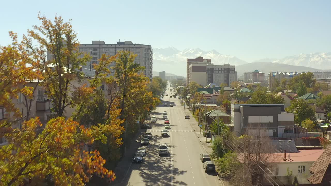 比什凯克的秋天。高层建筑和私人住宅的景观。飞越吉尔吉斯斯坦首都视频下载