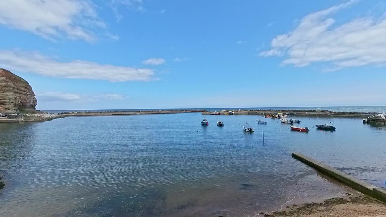 船在斯塔斯港，北约克郡海岸视频素材