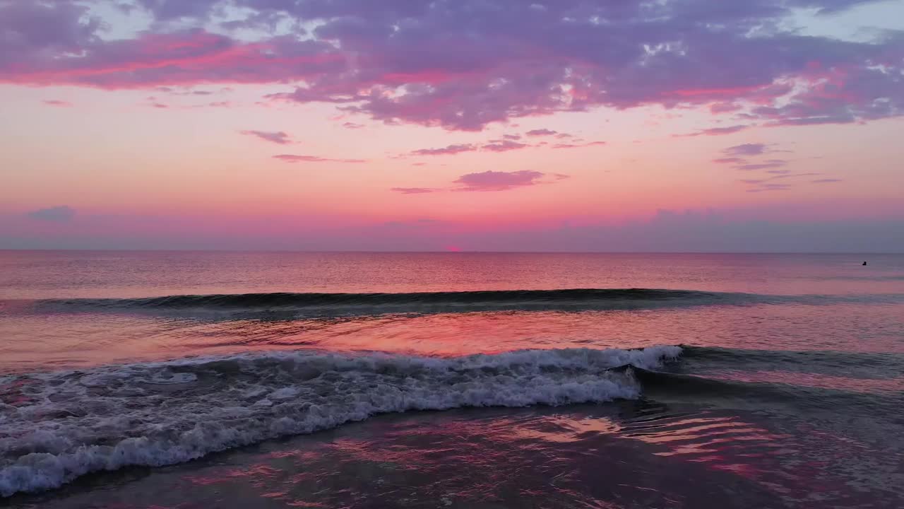 大西洋上美丽的粉红色日落视频素材
