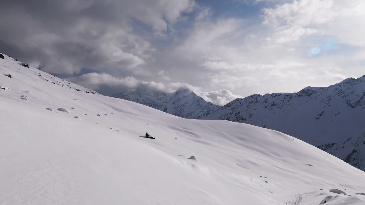 冬日的圣诞风景，山谷在霜冻的晴天视频素材