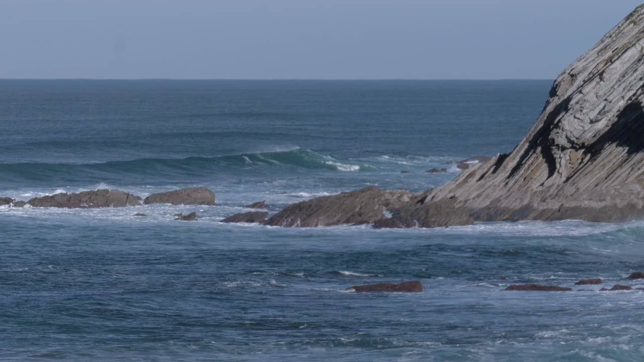 海浪拍击悬崖视频素材