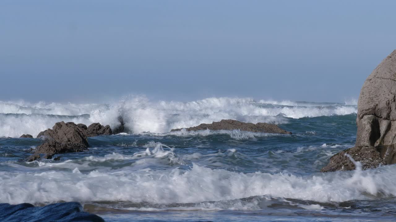 海浪撞击着岩石，突入大海视频素材