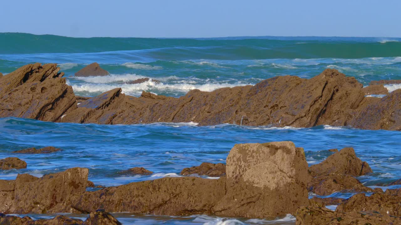 连绵不断的海浪冲击着海岸的岩石视频下载