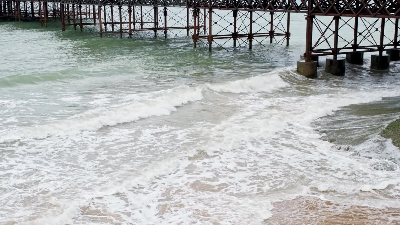 海浪冲击着码头视频素材