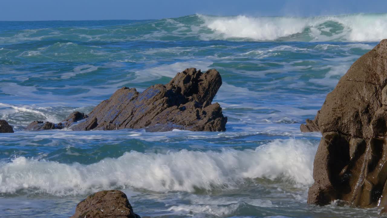 温柔的海浪拍打着海岸的岩石
​视频下载