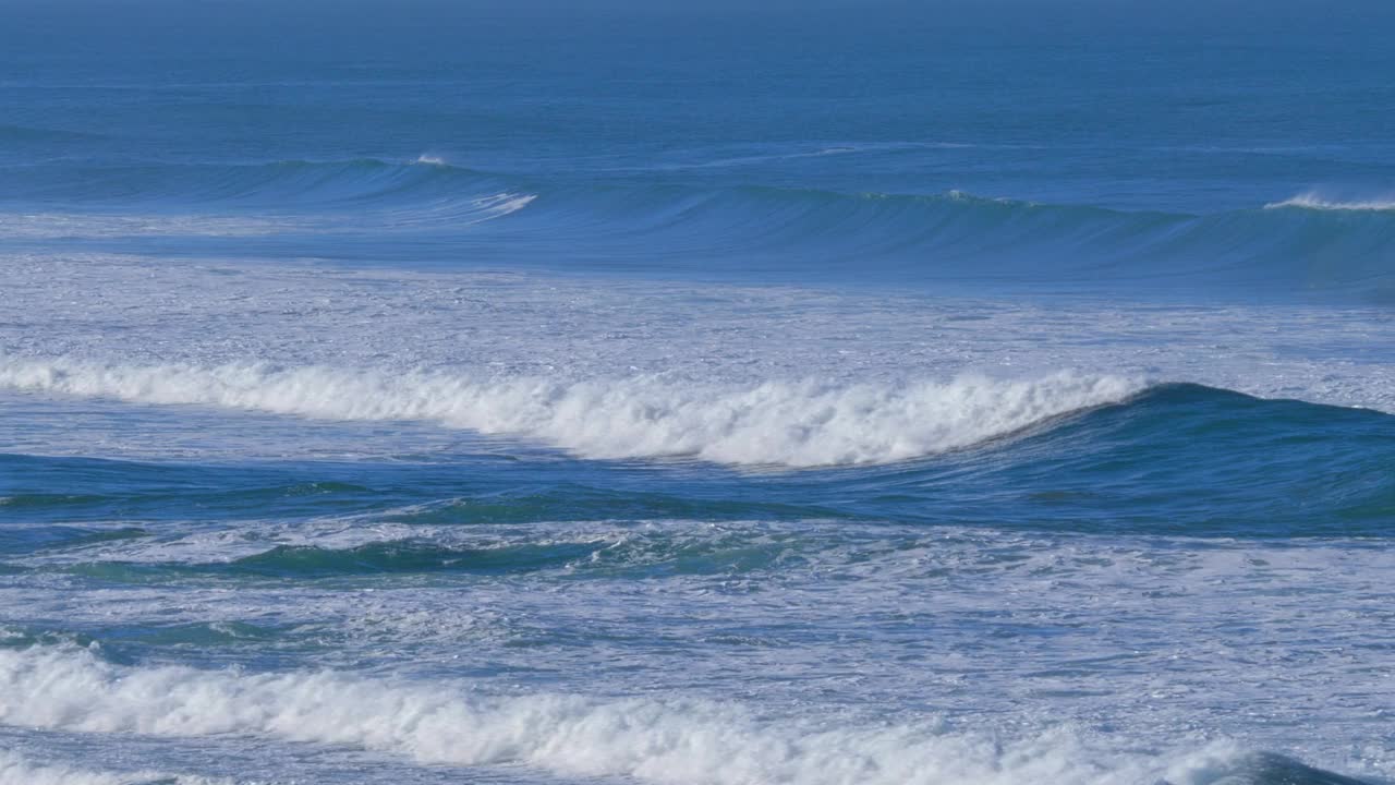 海风拍打着海岸视频下载