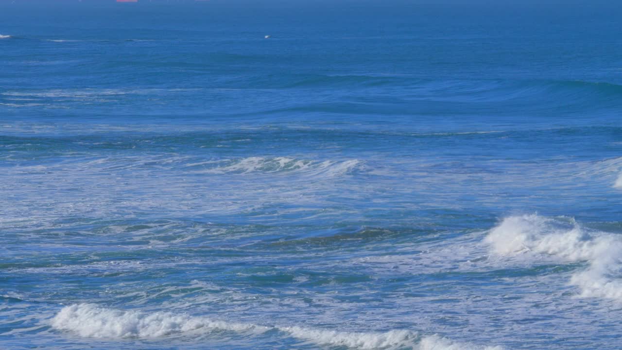 海浪轻轻地拍打着沙滩上的沙子视频下载