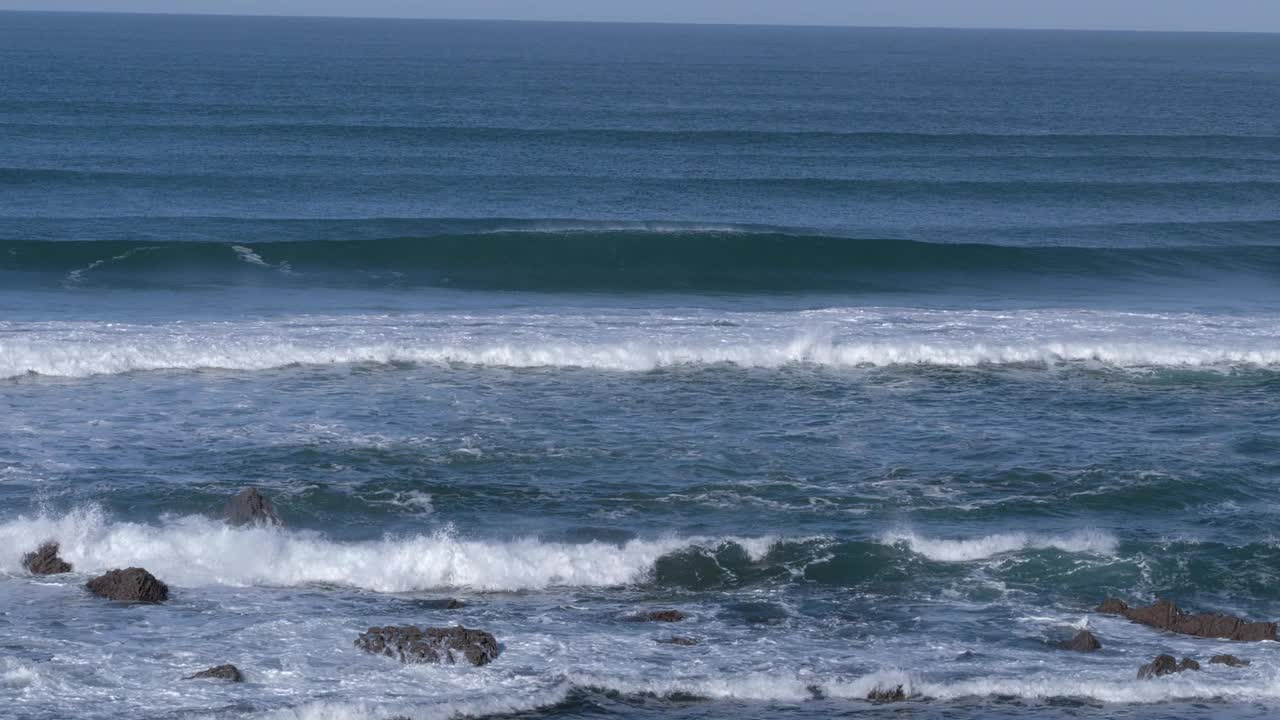 平静的海浪拍打着石滩视频素材