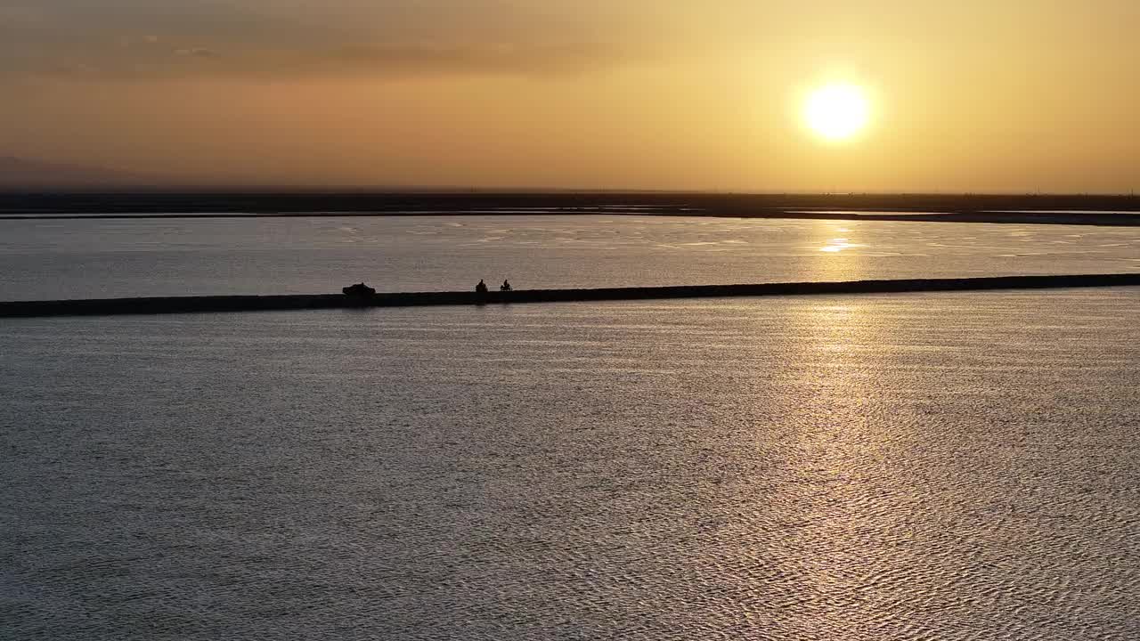 夕阳下的湖视频素材