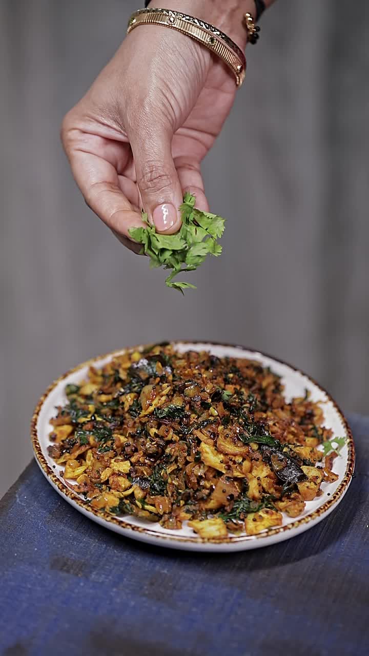 一个女性用手在盘子里装饰鱼碎开胃菜的特写视频视频素材