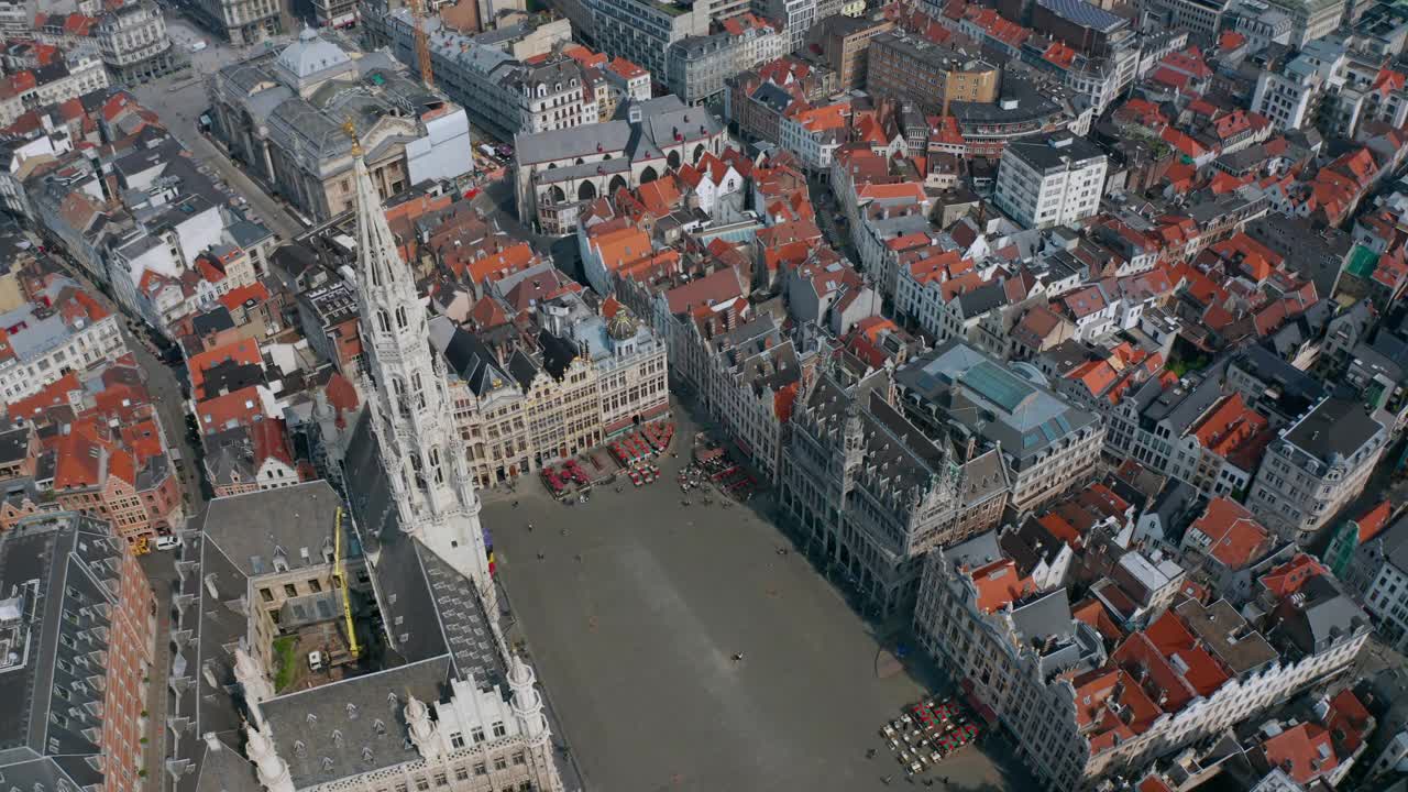 比利时布鲁塞尔城市的天际线:大广场广场和市政厅鸟瞰图(Hôtel de Ville de Bruxelles)视频下载