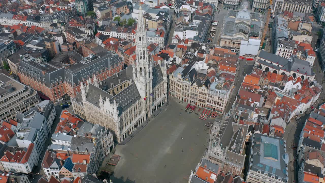 比利时布鲁塞尔城市的天际线:大广场广场和市政厅鸟瞰图(Hôtel de Ville de Bruxelles)视频下载