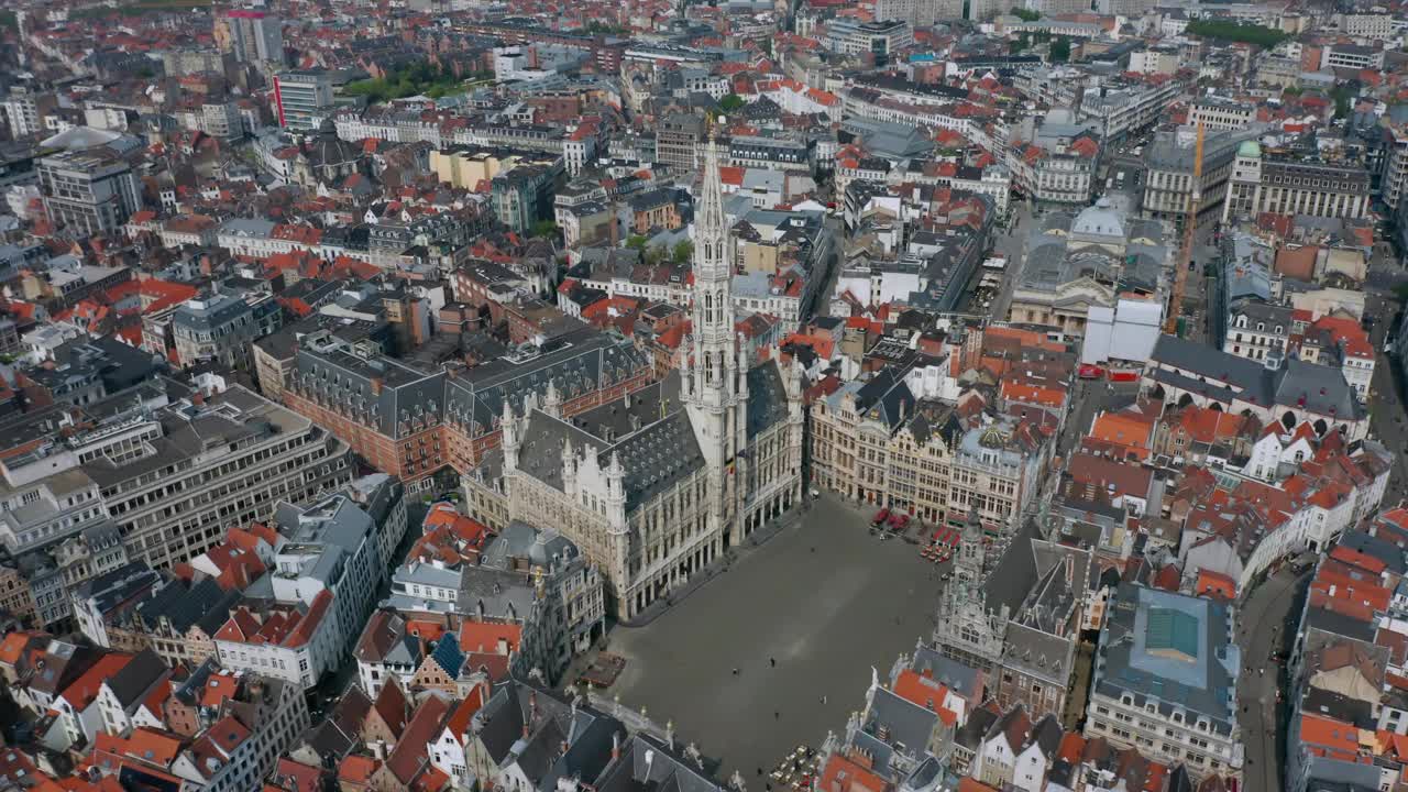 比利时布鲁塞尔城市的天际线:大广场广场和市政厅鸟瞰图(Hôtel de Ville de Bruxelles)视频素材