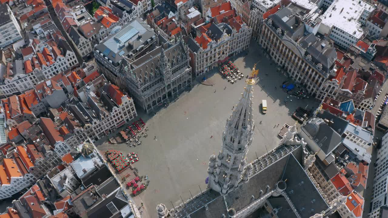 比利时布鲁塞尔城市的天际线:大广场广场和市政厅鸟瞰图(Hôtel de Ville de Bruxelles)视频下载