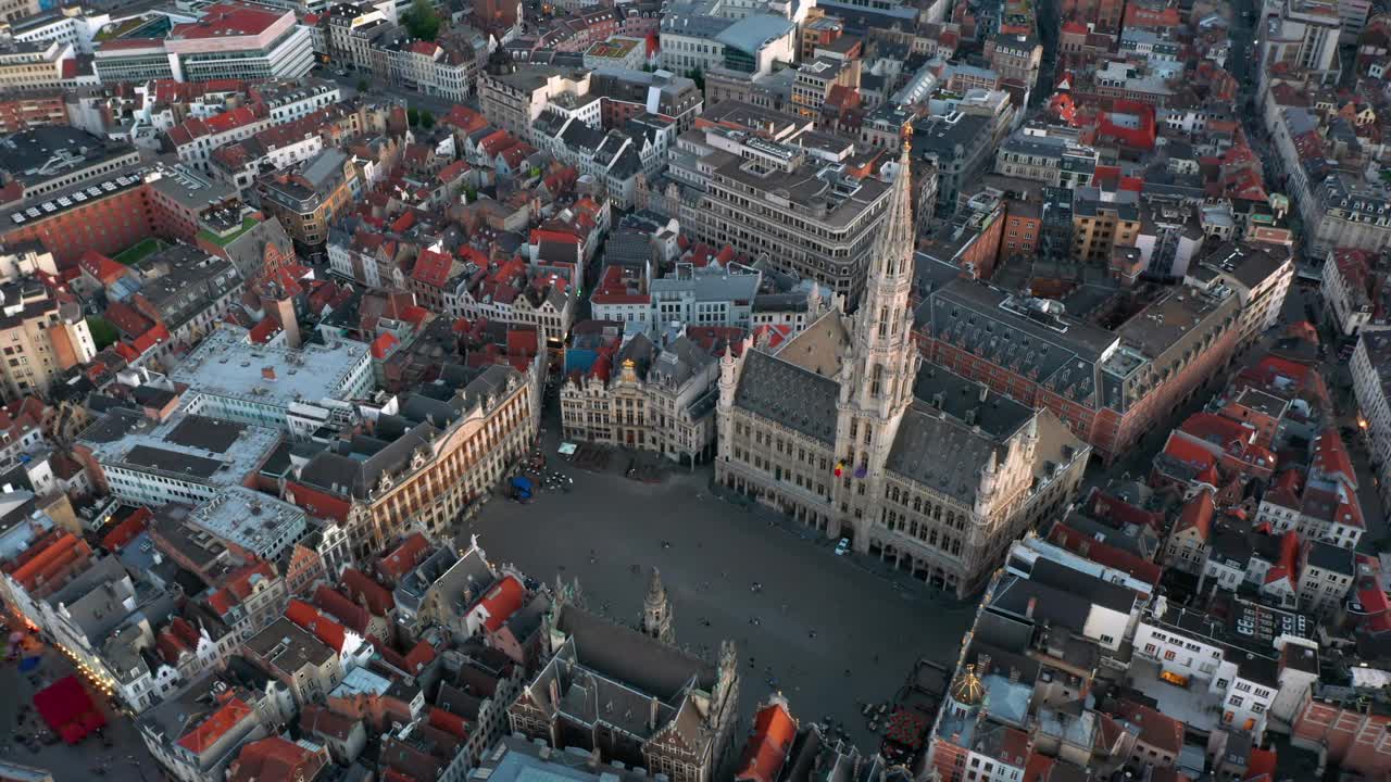 比利时布鲁塞尔的日落天际线:大广场广场和市政厅鸟瞰图(Hôtel de Ville de Bruxelles)视频素材