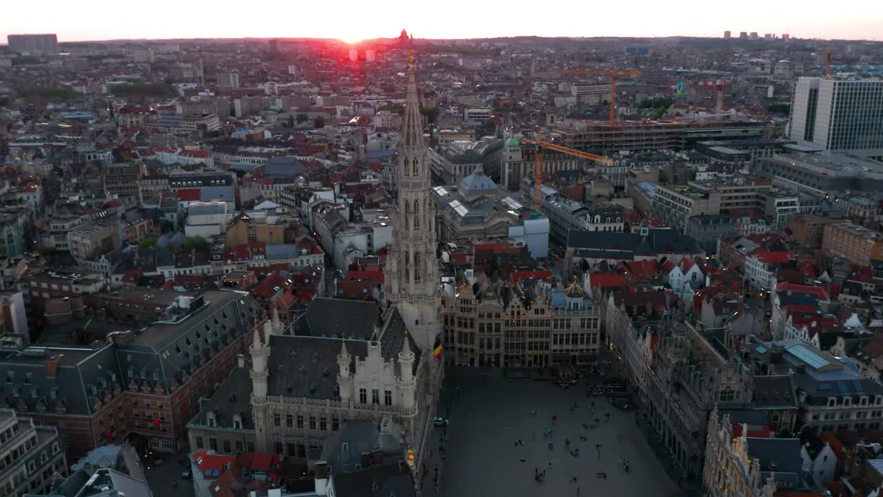 比利时布鲁塞尔的日落天际线:大广场广场和市政厅鸟瞰图(Hôtel de Ville de Bruxelles)视频素材