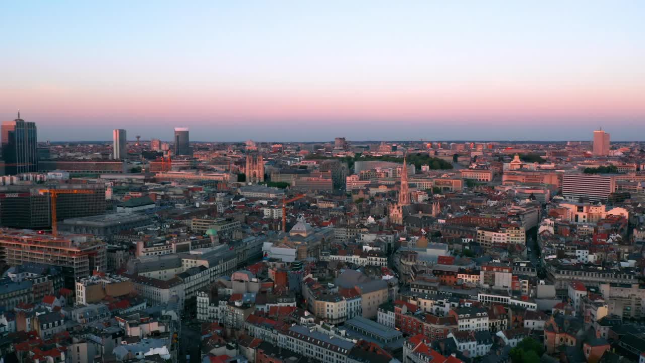 比利时布鲁塞尔的日落天际线:大广场广场和市政厅鸟瞰图(Hôtel de Ville de Bruxelles)视频下载