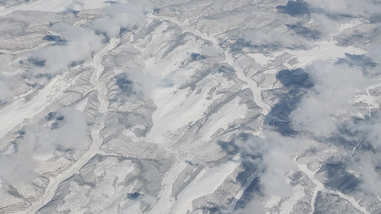 冬季在北美上空飞行。飞机窗外的风景视频素材