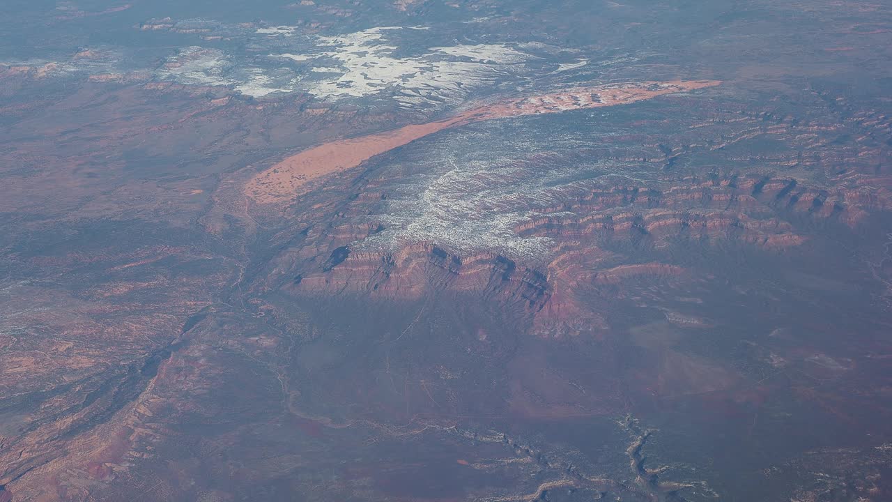 飞越北美。从飞机窗口看到的令人惊叹的风景。山区景观视频素材