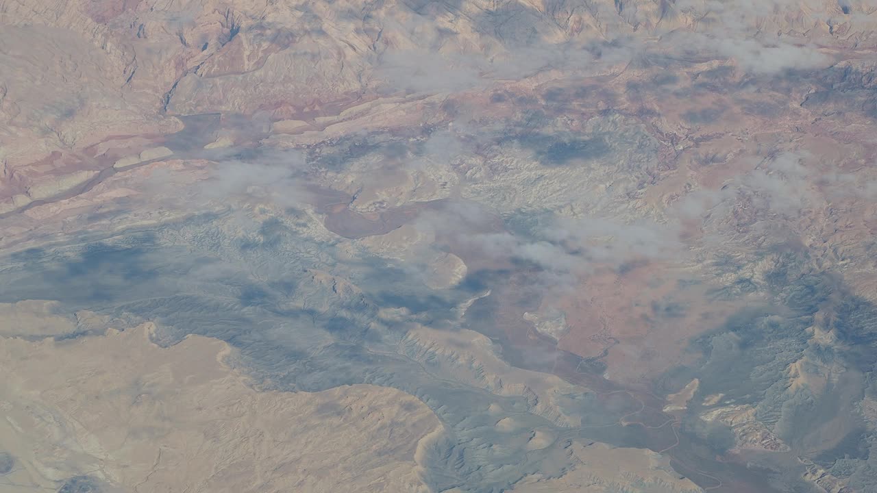 飞越北美。从飞机窗口看到的令人惊叹的风景。山区景观视频下载