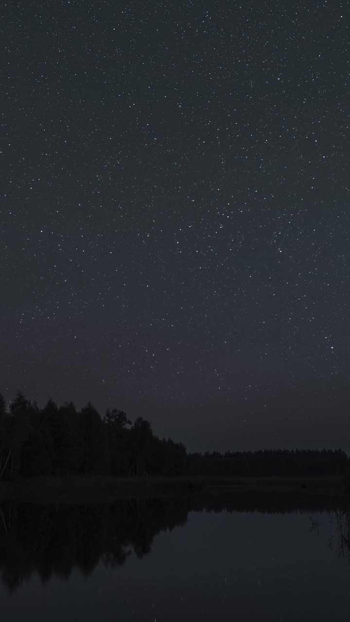 星星在湖面上的夜空中移动视频素材