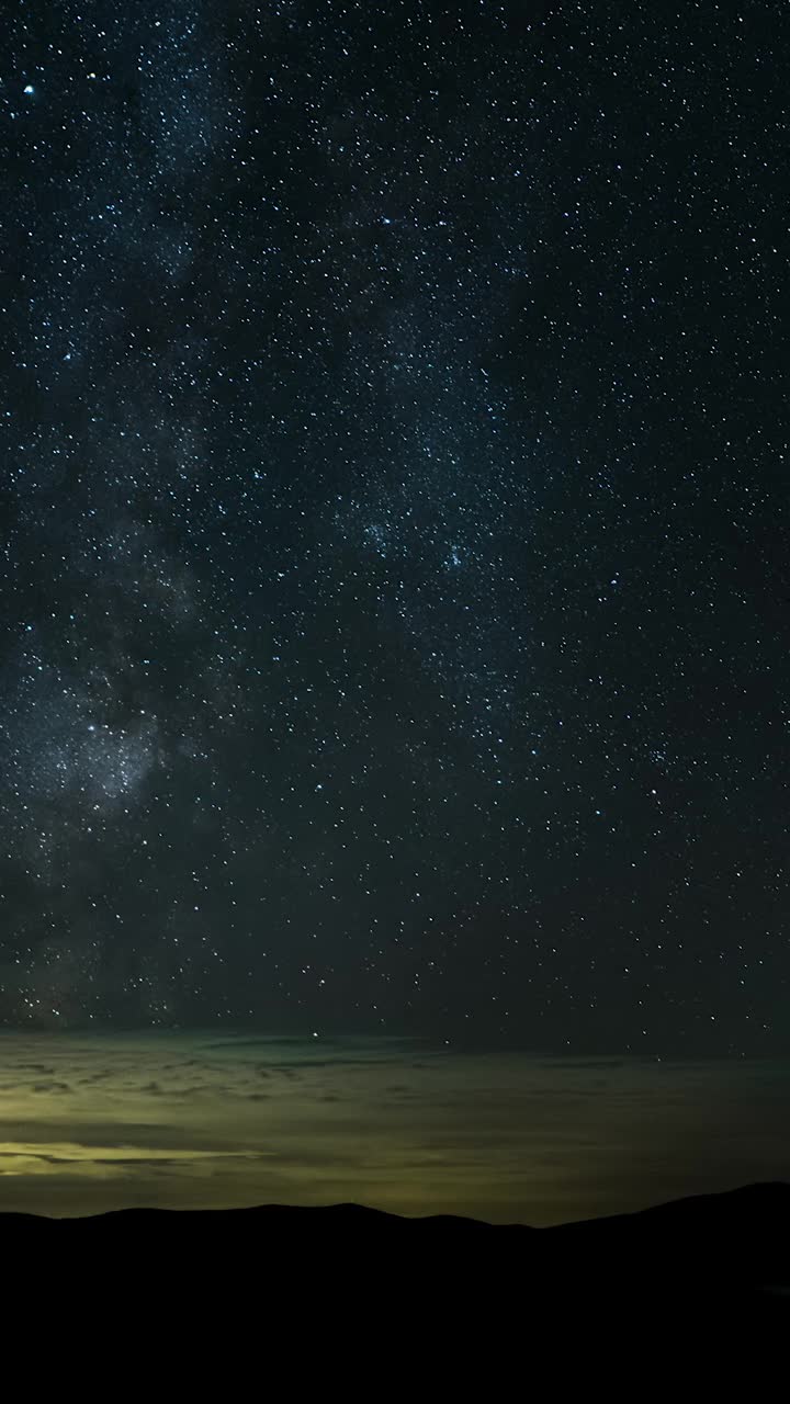 银河的时间流逝在星夜的群山和云层之上移动视频素材