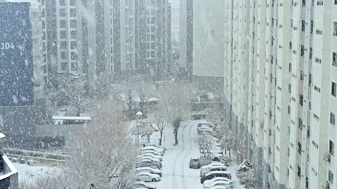 下大雪的韩国首尔市景视频素材