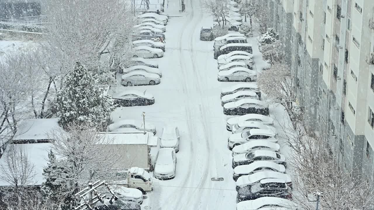 下大雪的韩国首尔市景视频素材