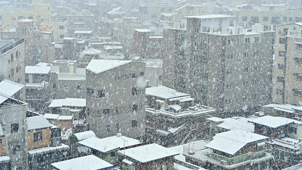 下大雪的韩国首尔市景视频素材