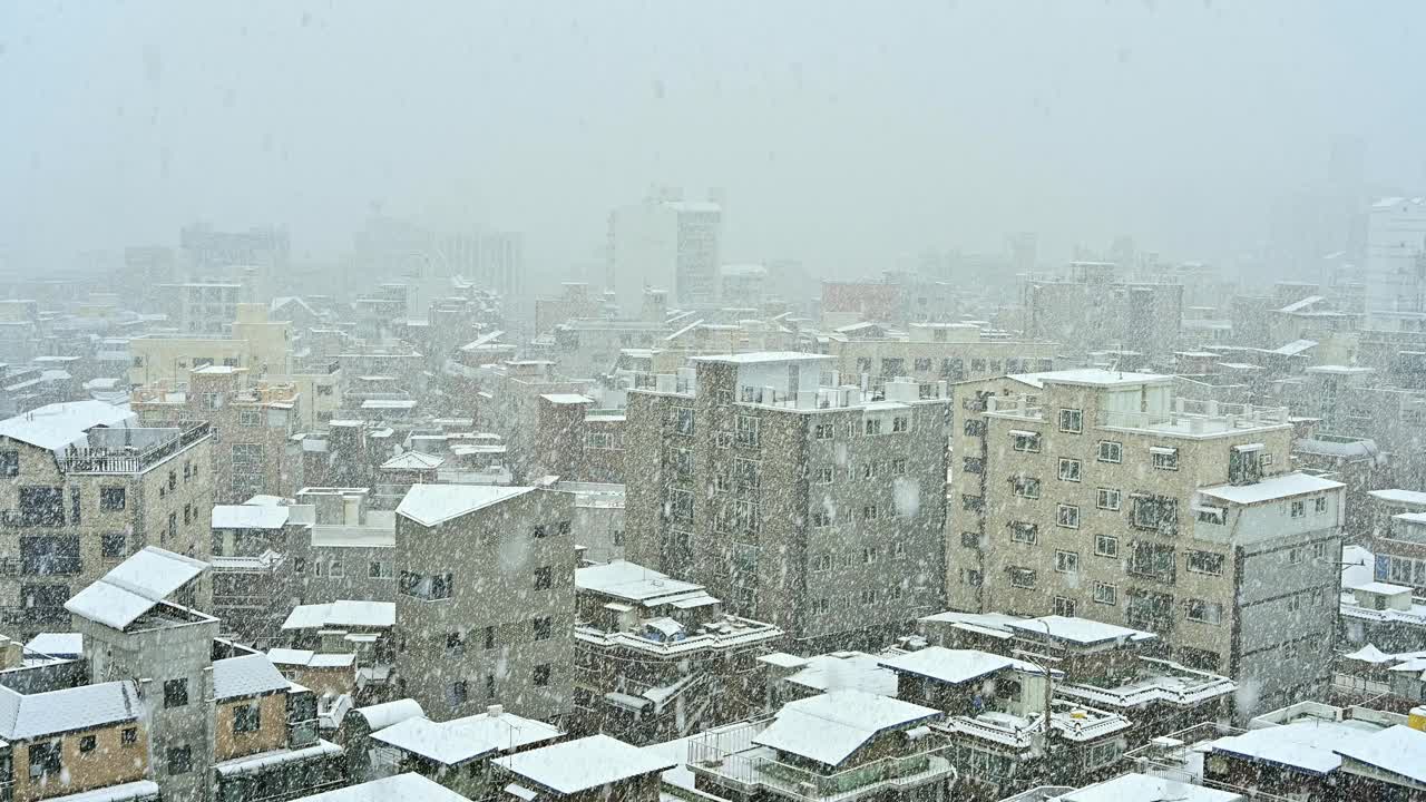 下大雪的韩国首尔市景视频下载