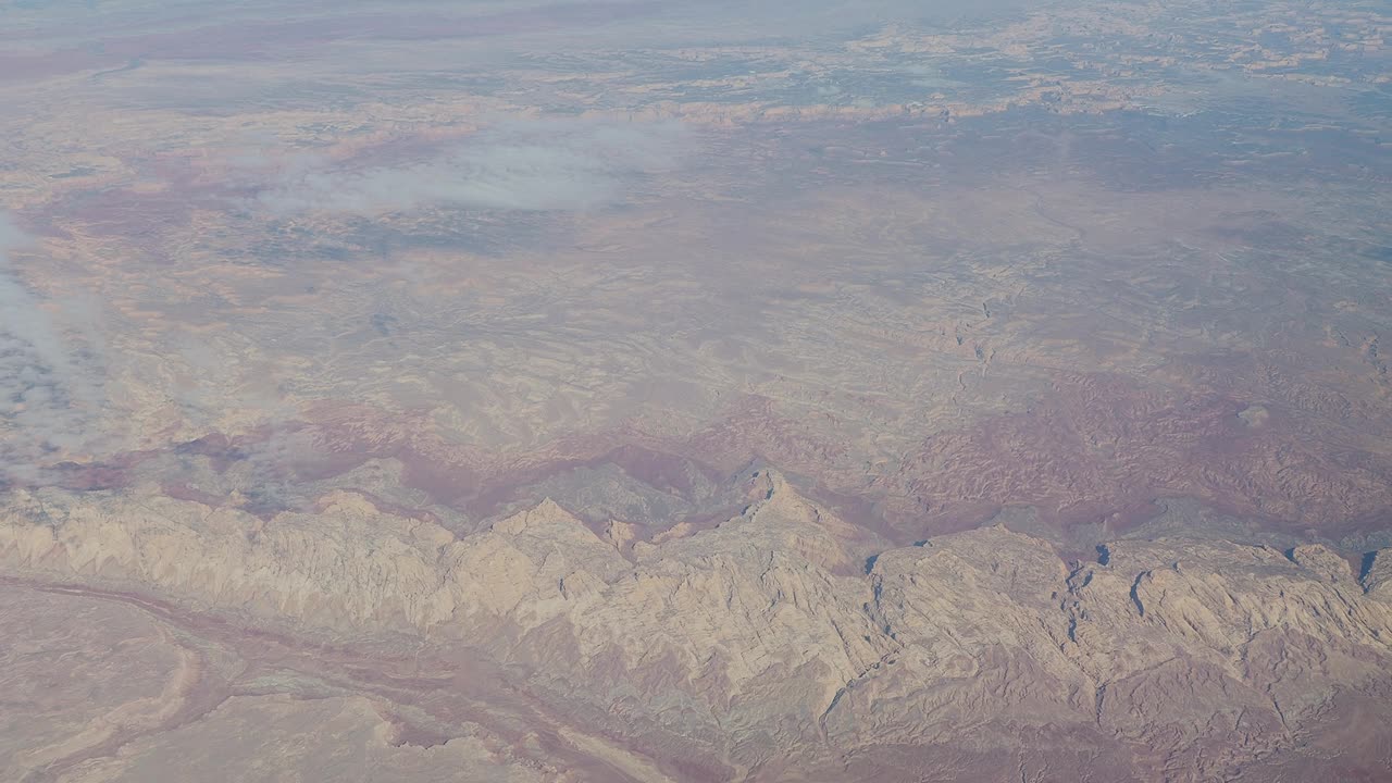 飞越北美。从飞机窗口看到的令人惊叹的风景。山区景观视频素材