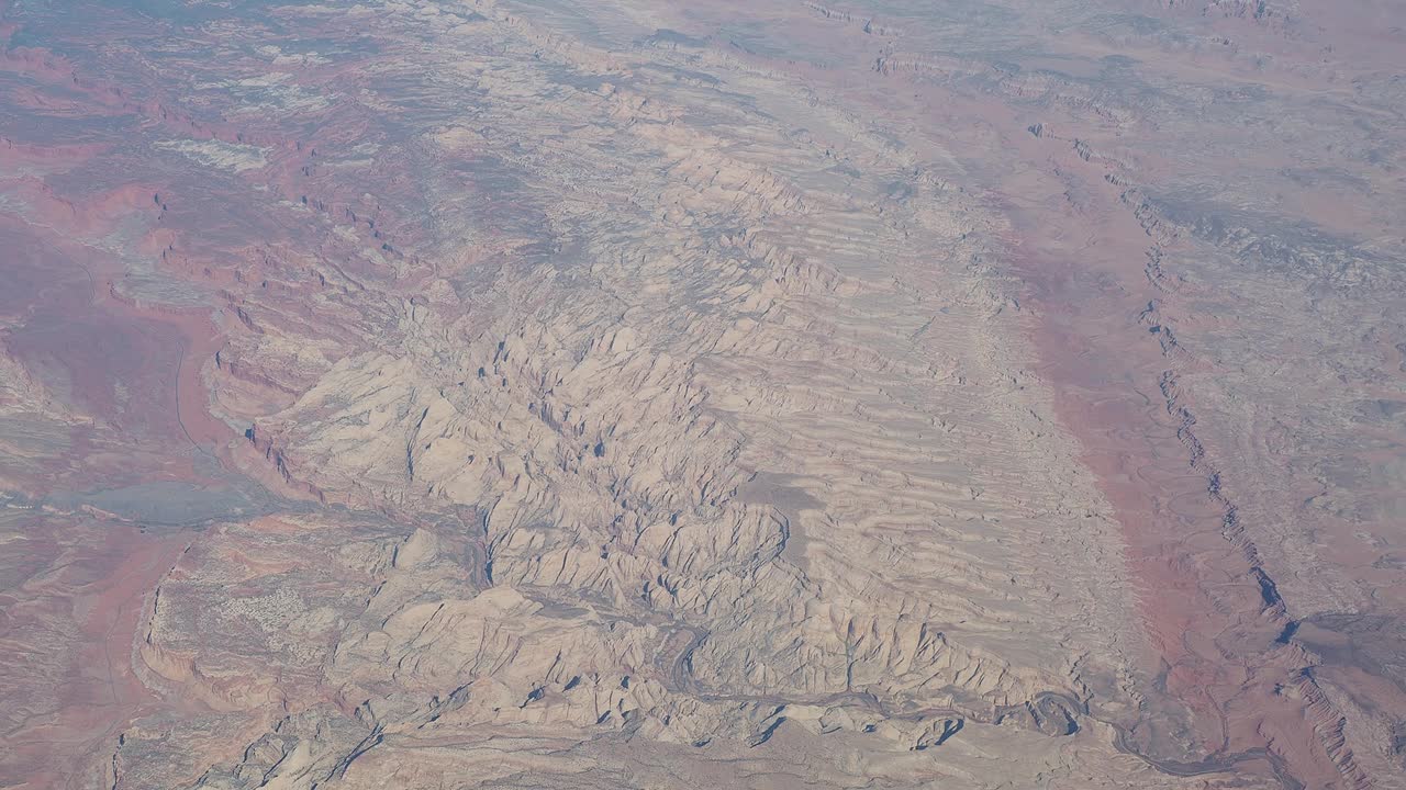 飞越北美。从飞机窗口看到的令人惊叹的风景。山区景观视频素材